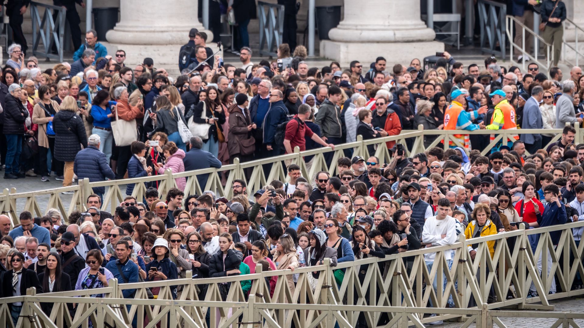 Las increíbles colas de miles fieles en el Vaticano para despedir al Papa Francisco