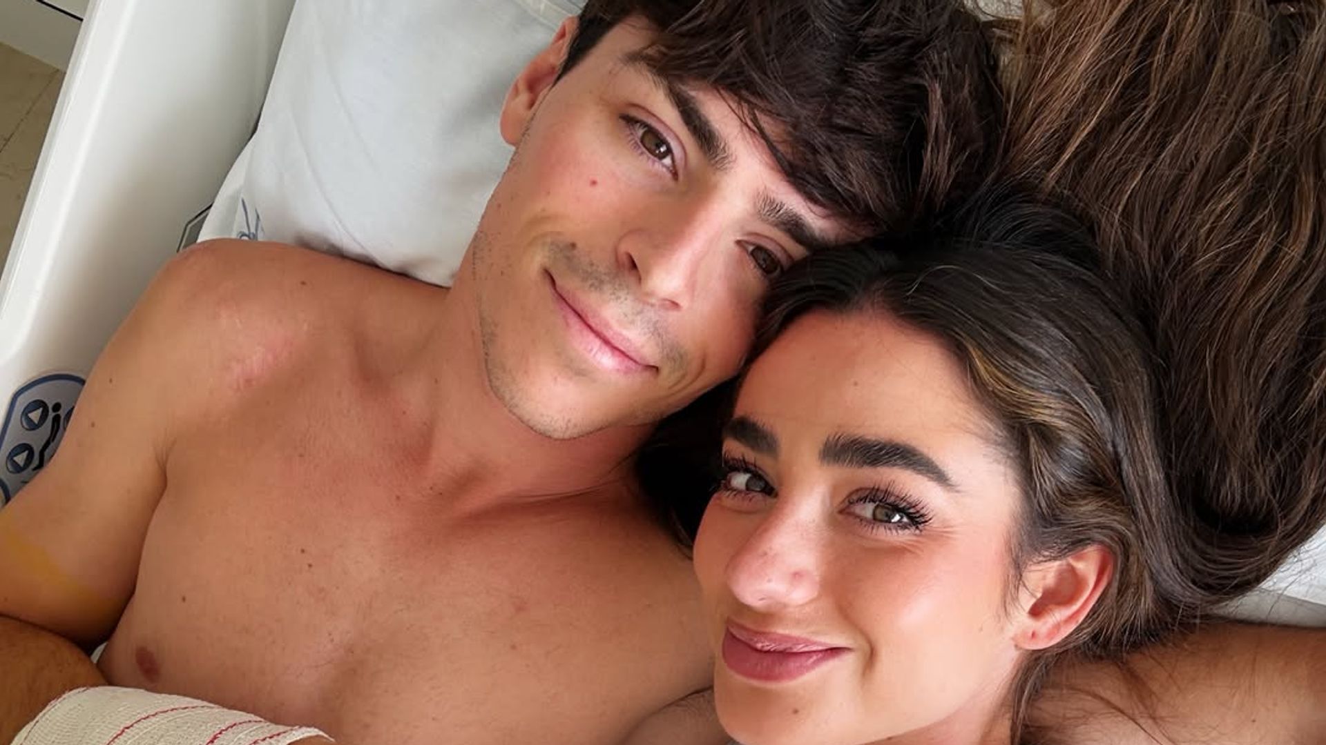 Selfie juntos en la cama del hospital
