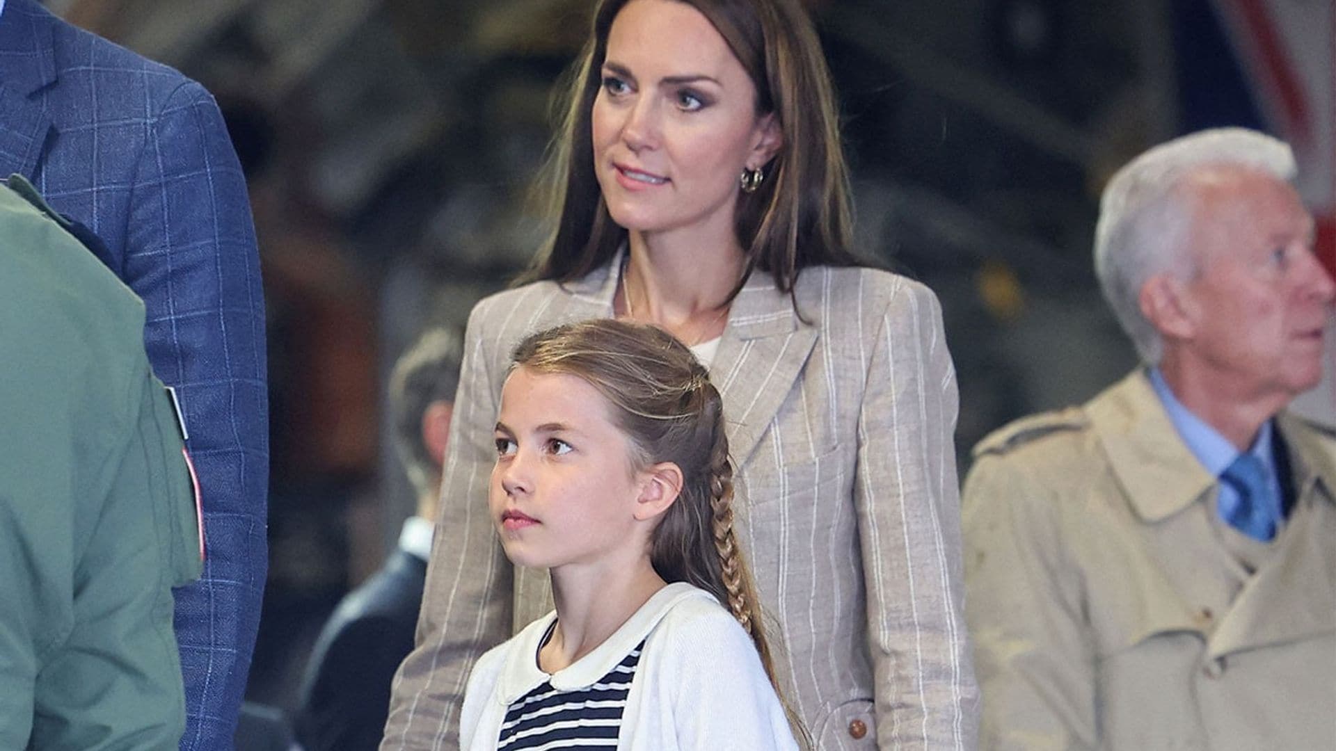 Kate y Charlotte echan mano de sus looks de confianza