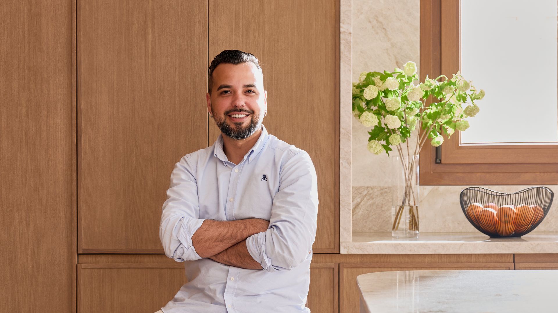 Pedro Baños, CEO de Cocinas Río posando en cocina de madera