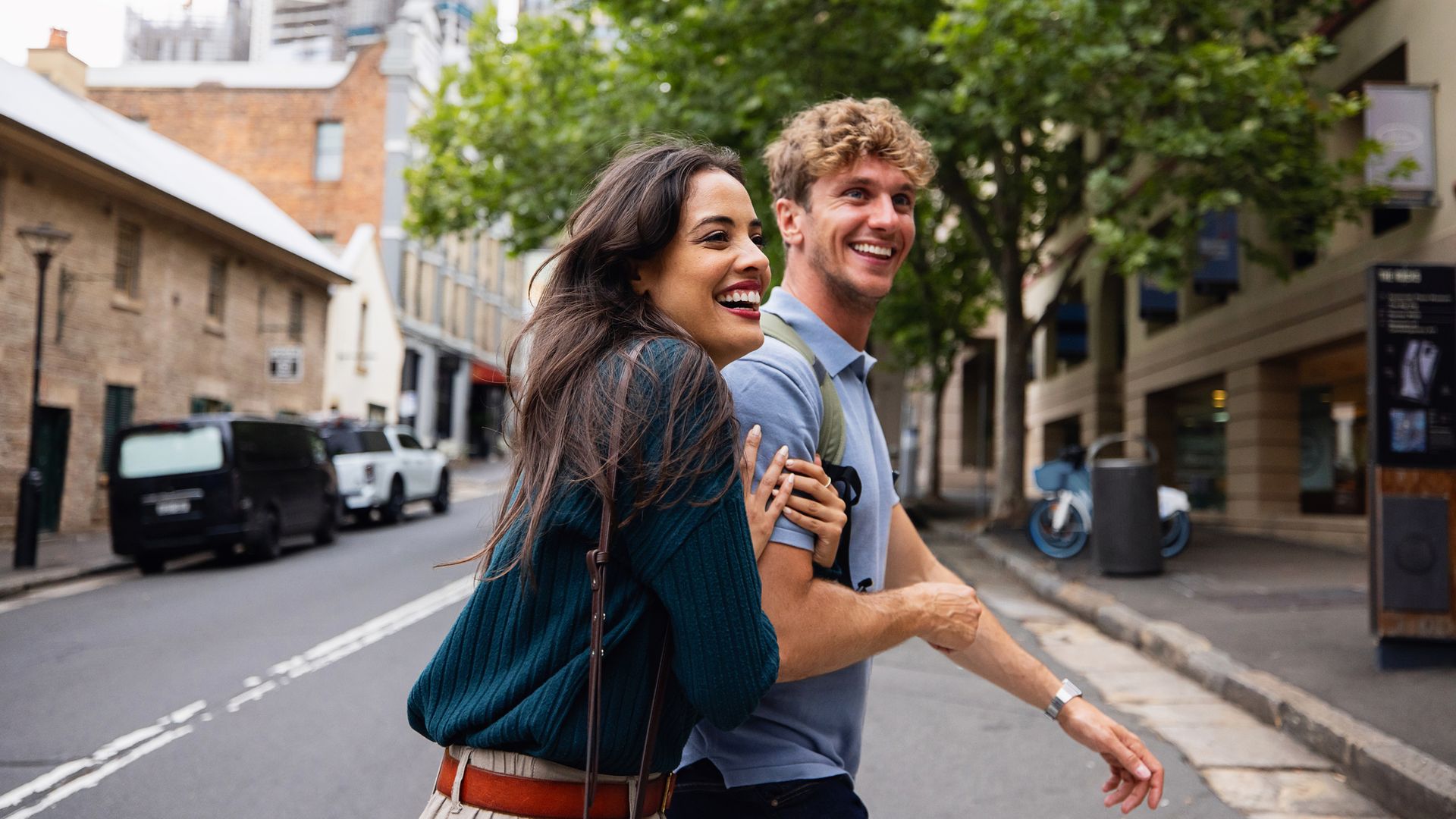 pareja sonriendo en la calle