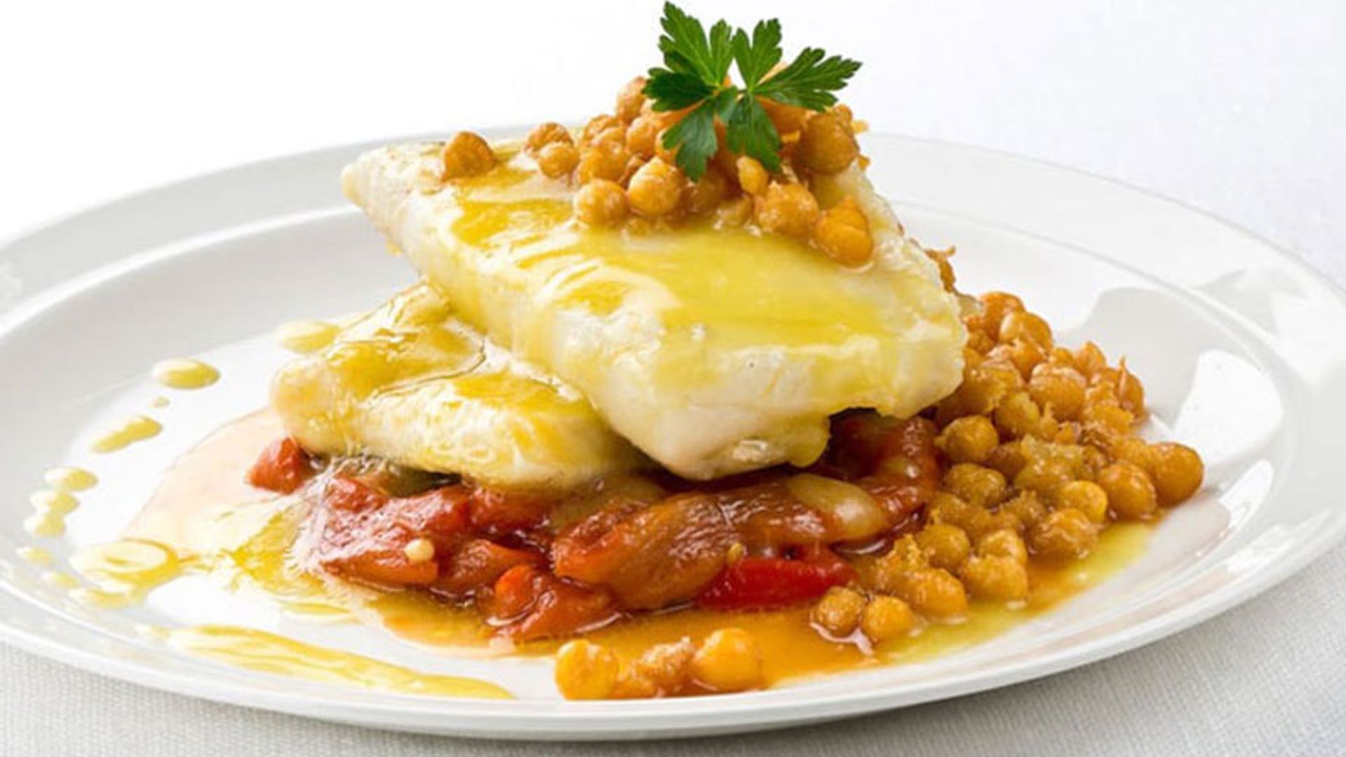 Bacalao con pimientos asados y garbanzos