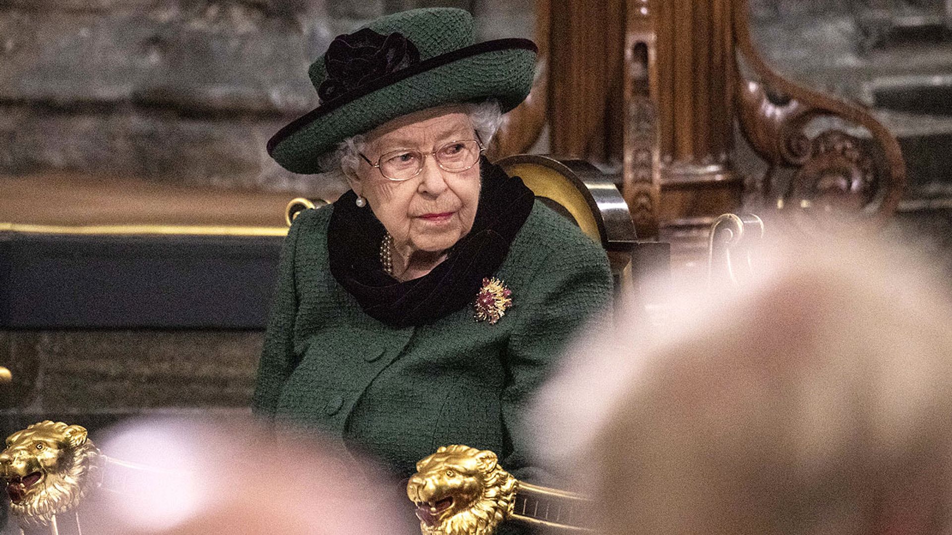 Todos los baches que ha superado Isabel II en el primer año sin su marido, el duque de Edimburgo