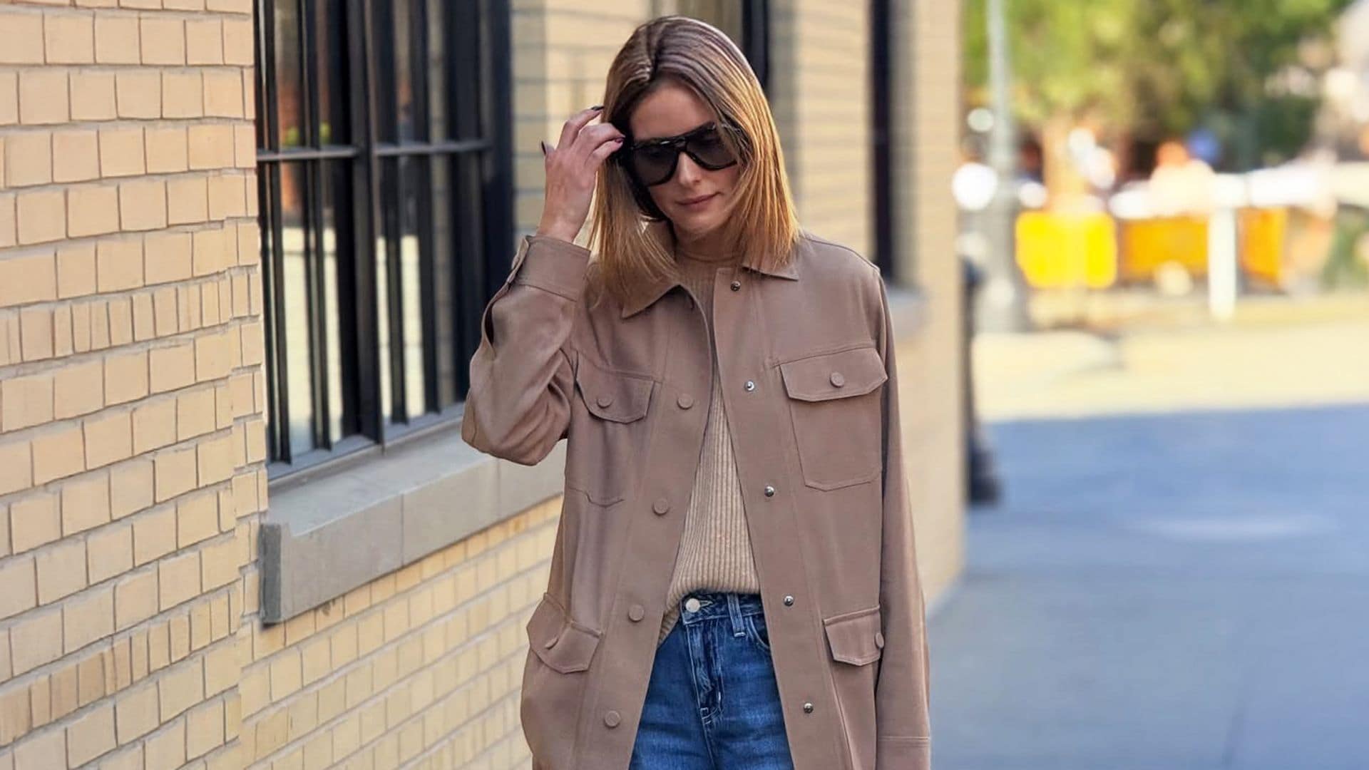 Las bajitas lo confirman: los abrigos largos sí estilizan si los llevas con vaqueros 'flare', palabra de Olivia Palermo