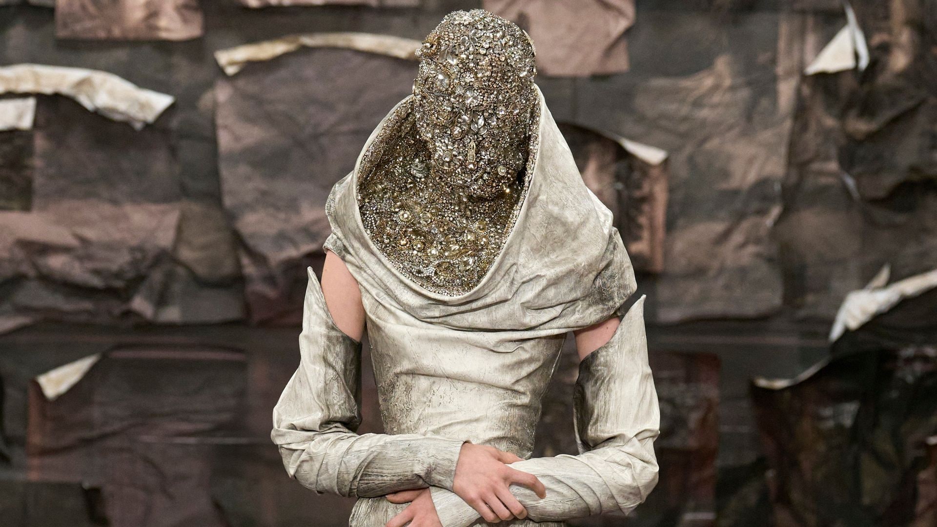 El renacimiento de Maison Margiela: vuelven las modelos sin rostro a París gracias a Glenns Martens