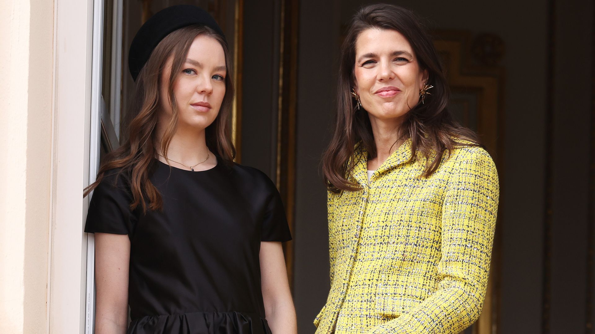 Alexandra de Hannover con su hermana, Carlota Casiraghi, en el balcón de Palacio en Mónaco