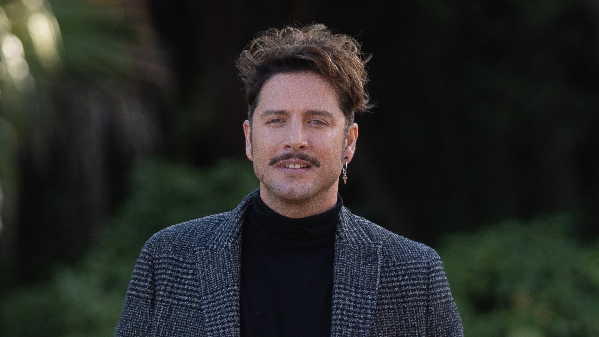 Manuel Carrasco, ganador del Premio Ondas 2022 al Mejor Espectáculo, Gira o Festival, posa en el Palacete Albéniz, en Barcelona, el 14 de diciembre de 2022
