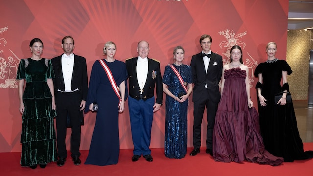 Plano entero de la realeza de mónaco en el photocall de la gala