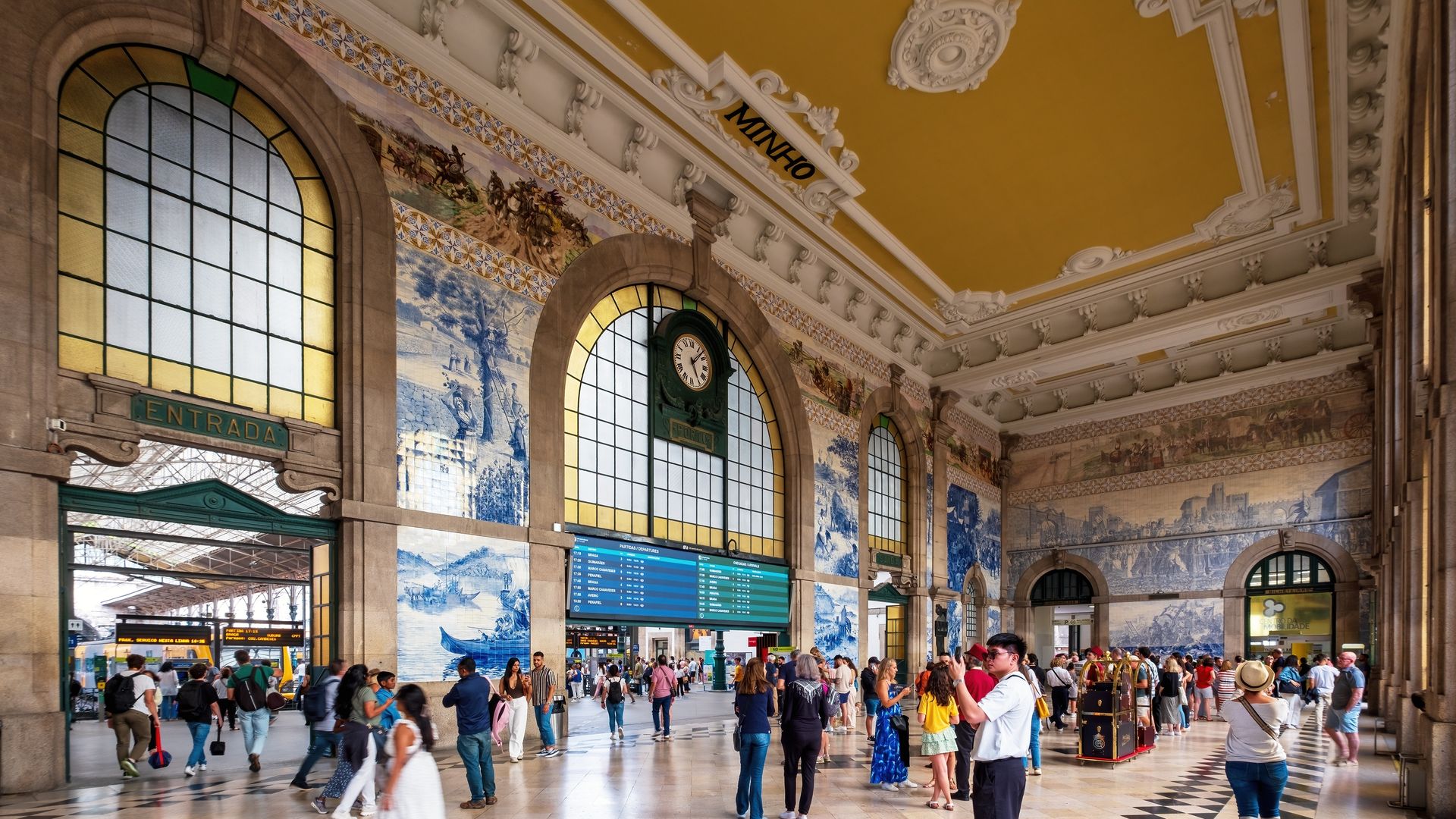 Como si de una obra de arte se tratara: esta es la estación de tren que todo el mundo visita y fotografía en Portugal