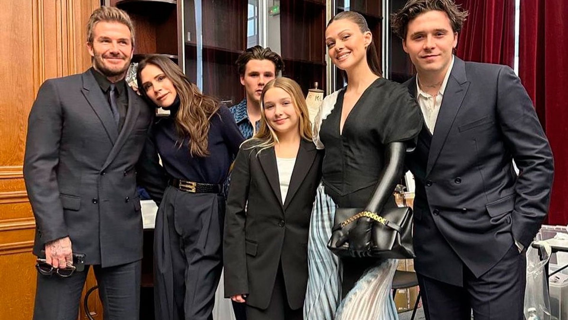 Los Beckham -casi al completo- arropan a Victoria en su desfile en París