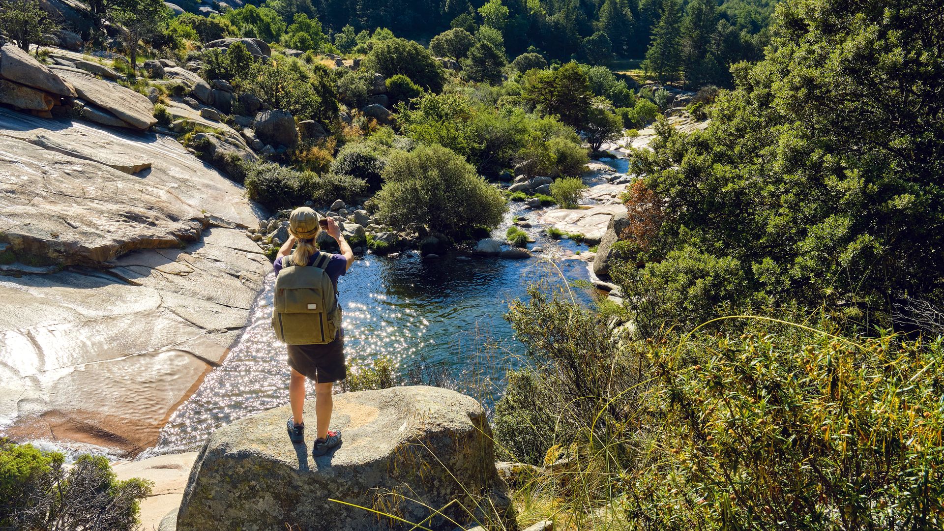Mujer de excursión por La Pedriza, cerca de Madrid