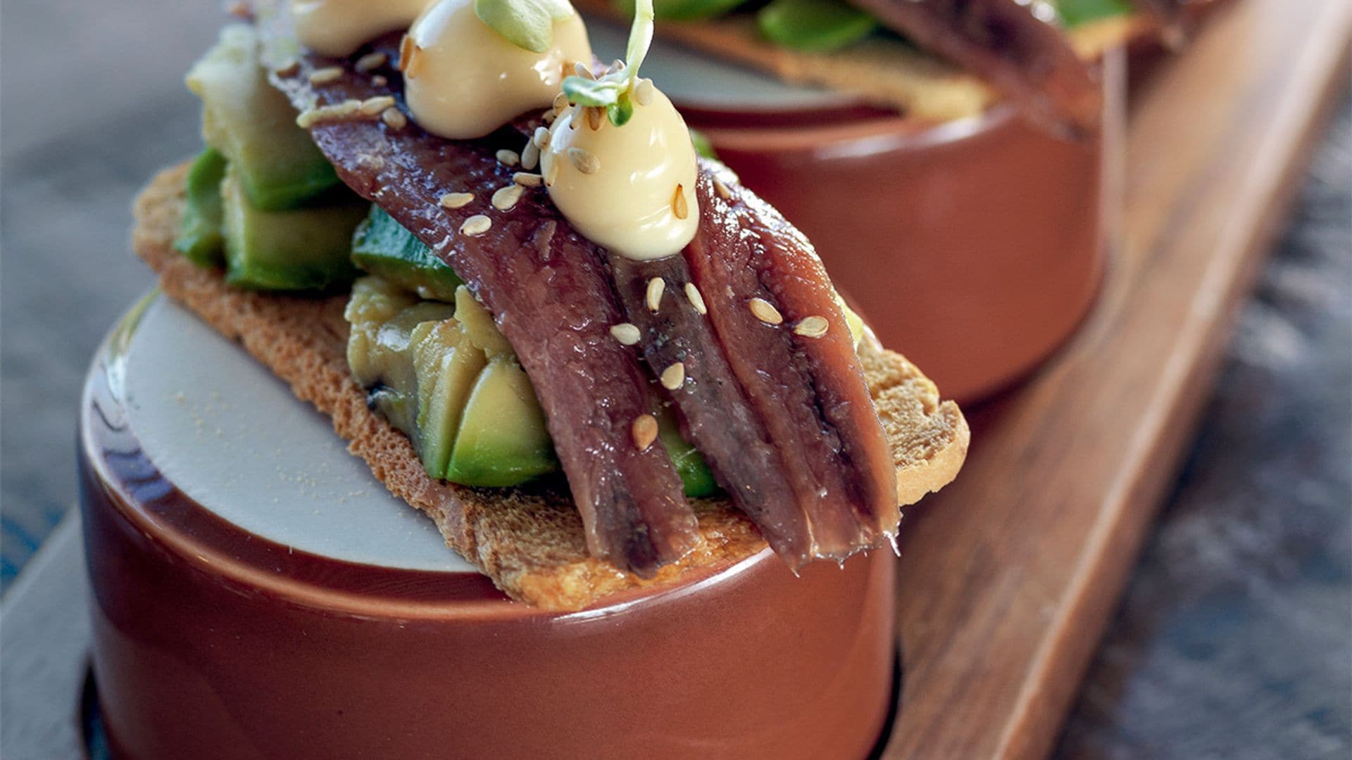 Canapés de anchoas y aguacate