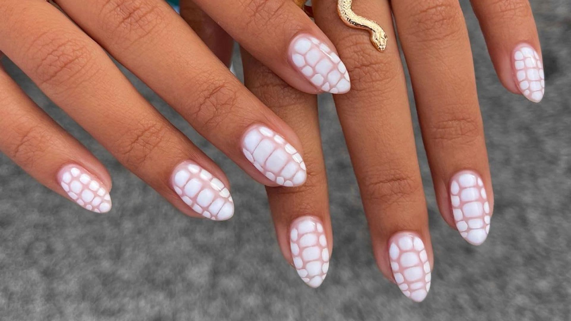 El regreso de la manicura blanca: la razón de que siempre sea tendencia en vacaciones y 12 nuevas ideas para llevarla