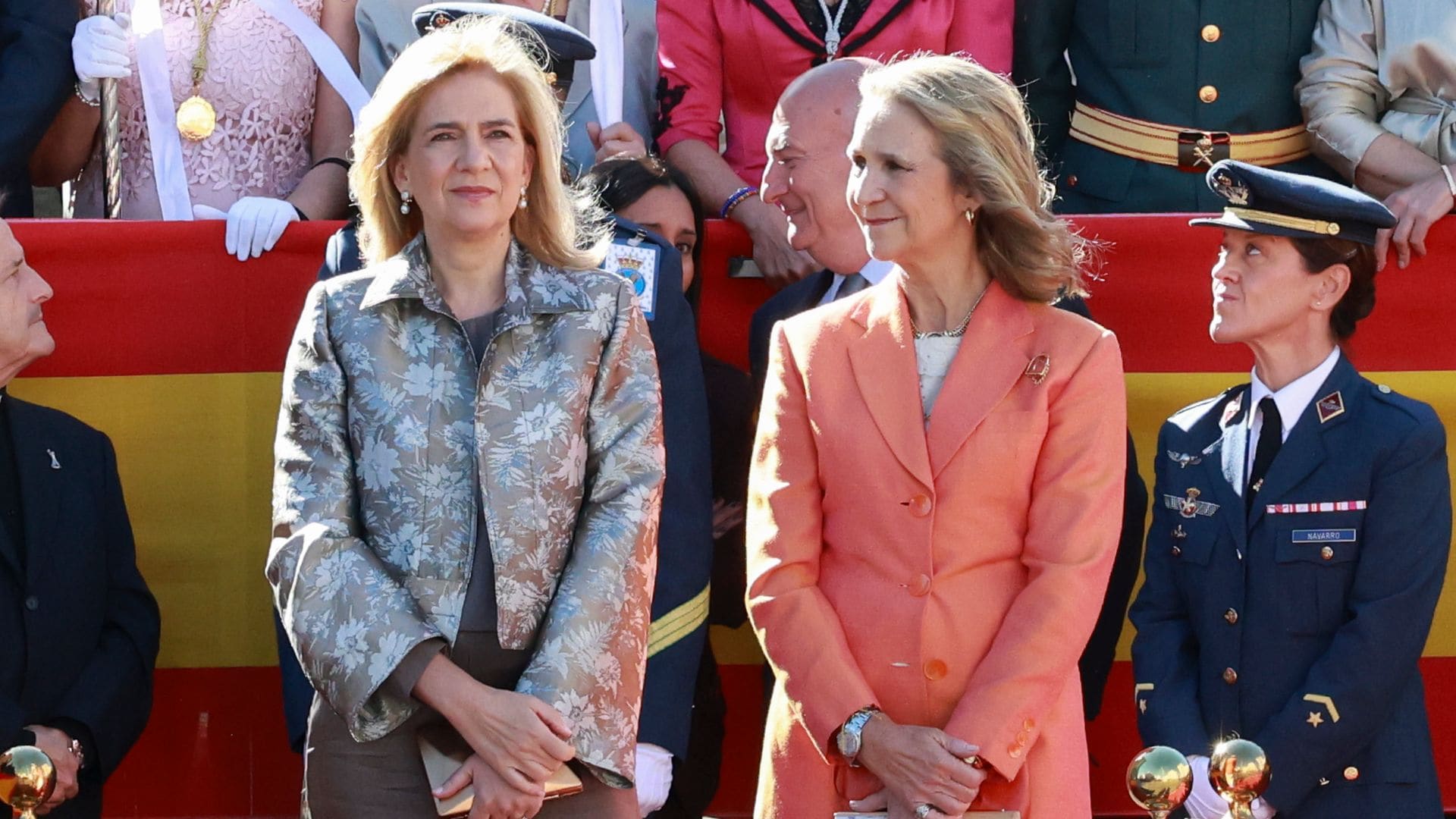 El reencuentro de las infantas Elena y Cristina en Torrejón de Ardoz: dos estilos opuestos en el Homenaje a la Bandera