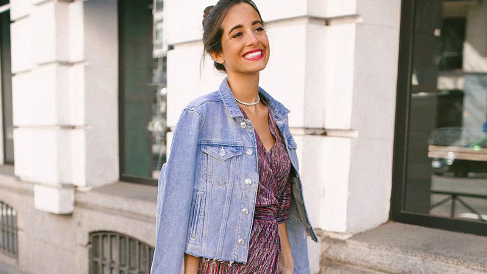 Vestidos de invitada aptos para llevar también con cazadora y zapatillas