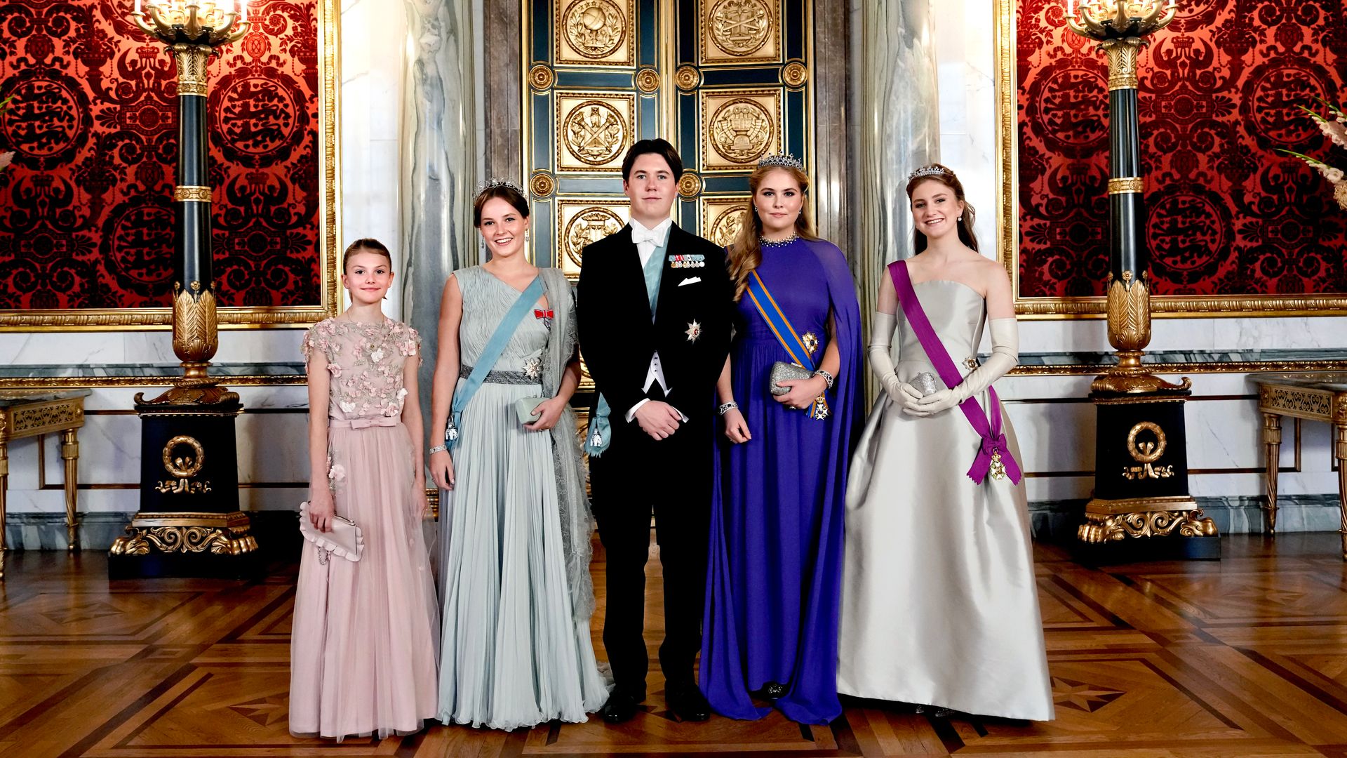 Los príncipes Christian, Ingrid, Elisabeth, Amalia y Estelle en el 18 cumpleaños del heredero noruego