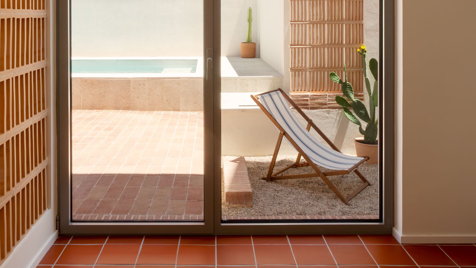 Patio, piscina y una reforma inteligente: la casa de Madrid que cambia por completo la forma de vivir el verano