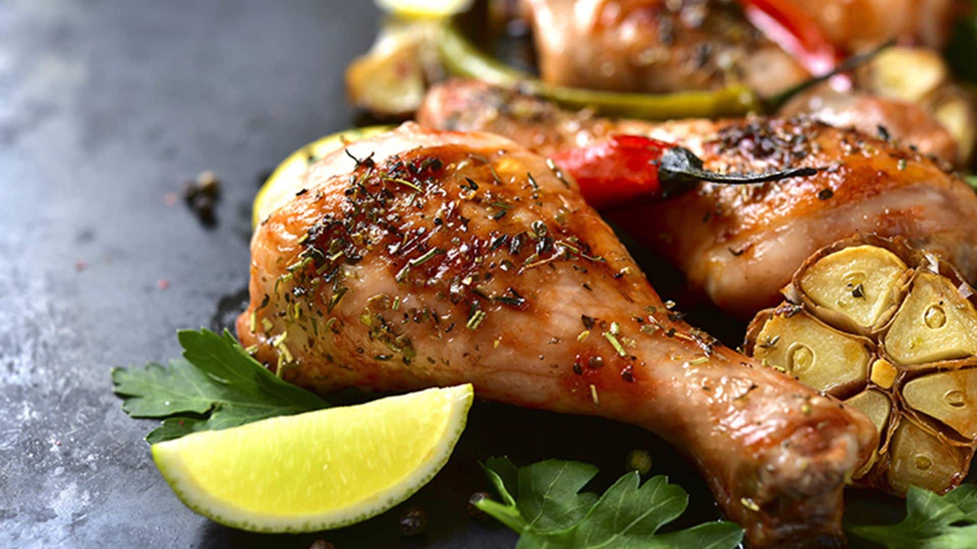 Muslos de pollo al limón con hierbas y guindilla