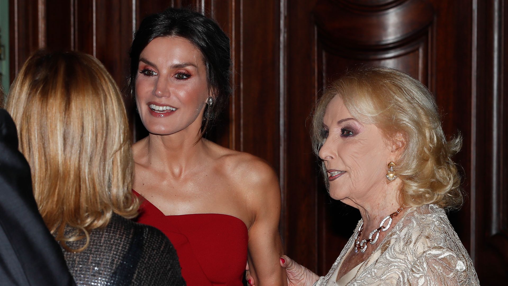 Preocupación por Mirtha Legrand, la mítica presentadora argentina de 99 años que se saltó el protocolo para darle un beso a la reina Letizia