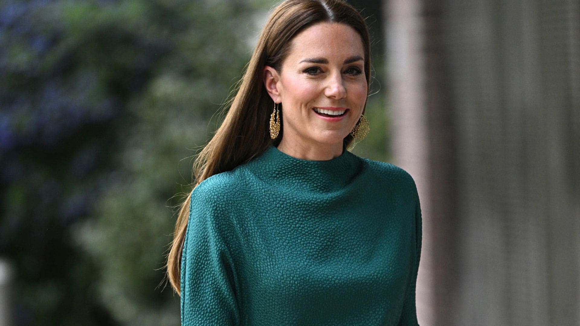 Vestido verde con lazos y pendientes XL: así ha debutado Kate en su cita con la moda británica
