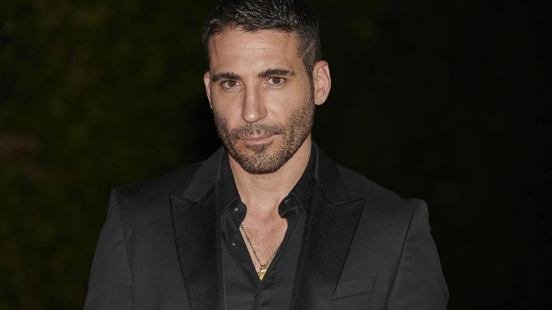 Miguel Ángel Silvestre impacta teñido de rubio platino... ¡pero sus fans le prefieren moreno!