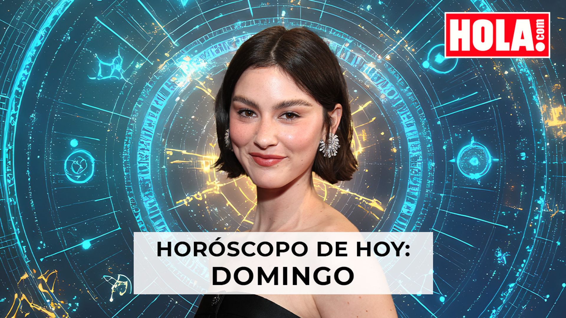 Gracie Abrams con la rueda del zodiaco detrás 