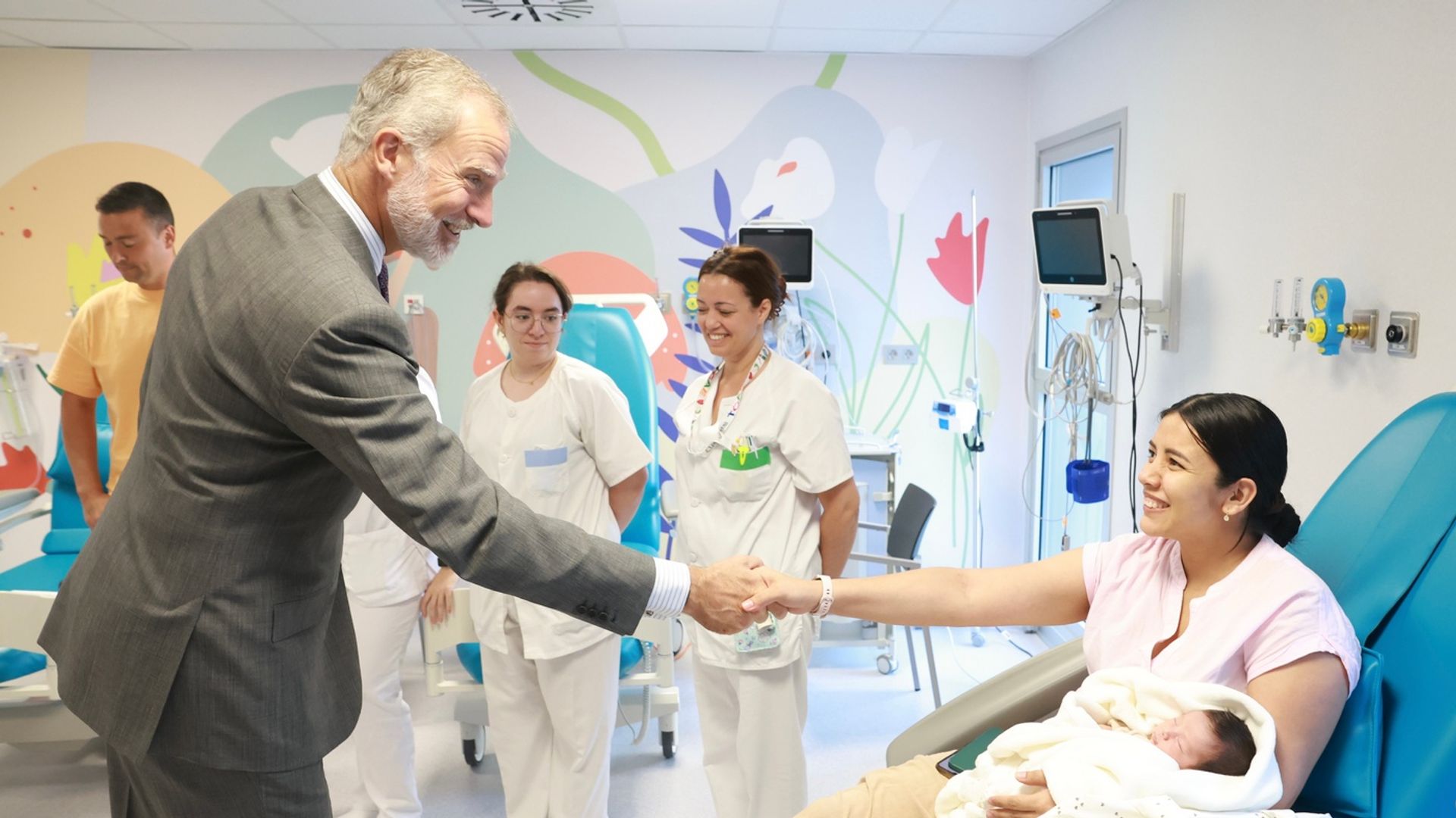 El espontáneo saludo del rey Felipe VI con un niño en el hospital de Soria
