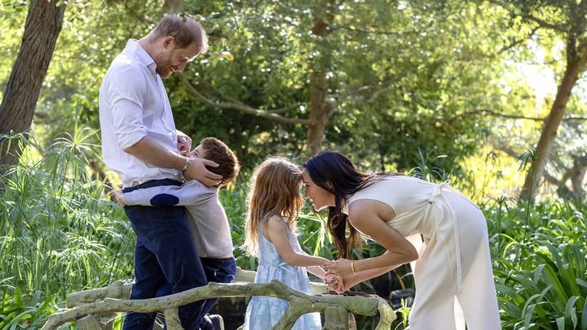 El príncipe Harry y Meghan Markle con sus hijos en su adorable postal navideña.