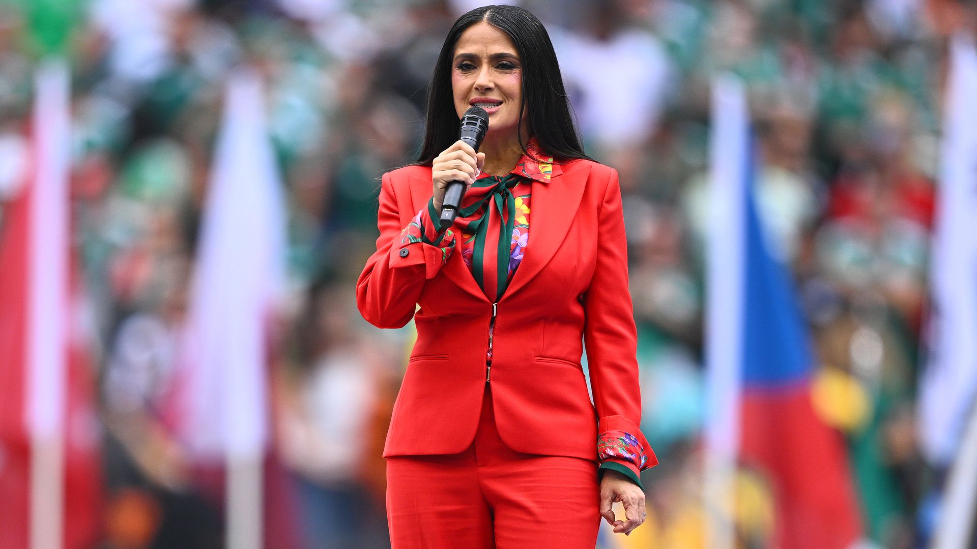 Salma Hayek lució un traje hecho a la medida por Gucci.