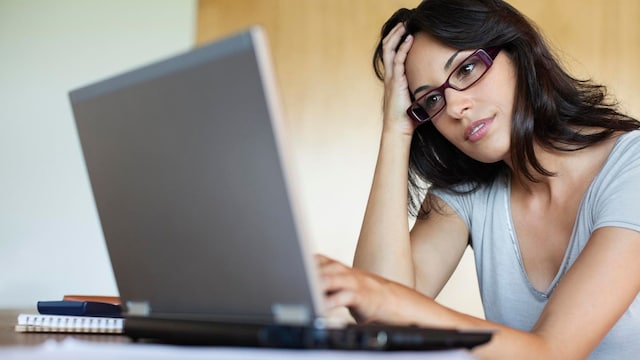 mujer estresada en el trabajo