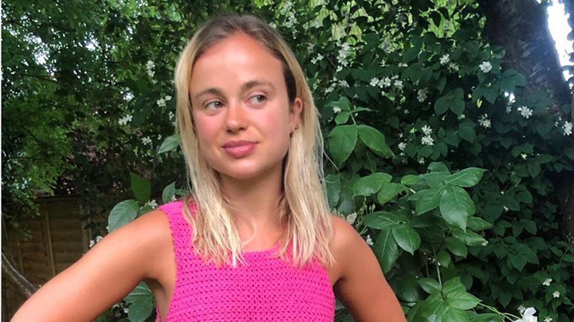 El mensaje solidario que Amelia Windsor lanza con su vestido de crochet