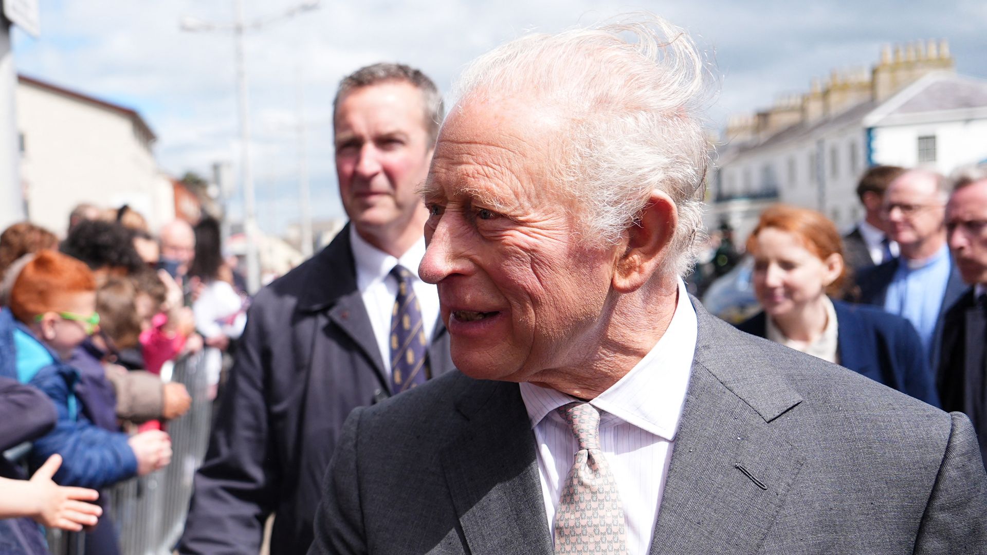 Carlos III saludando a sus admiradores en Newcastle