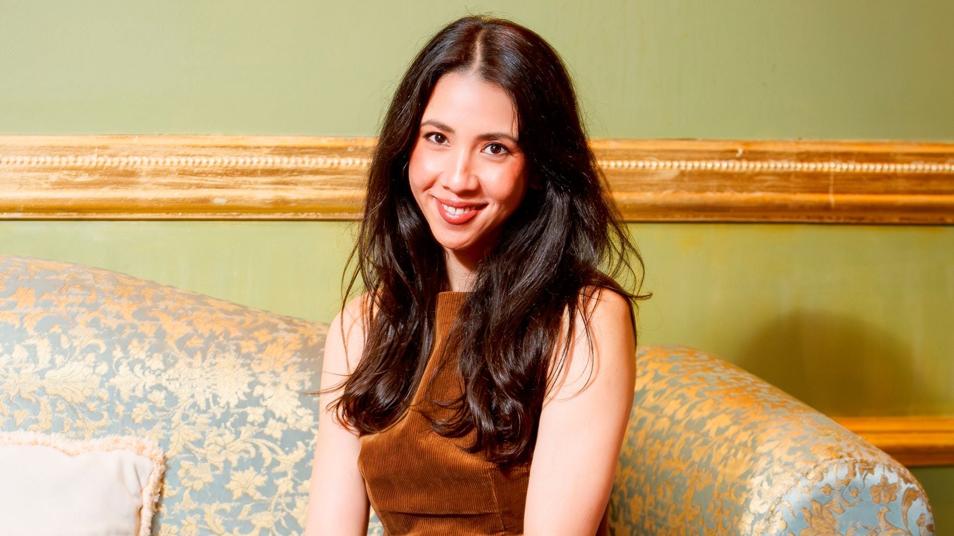 María Bernabé, posando para ¡HOLA! sentada en un sofá