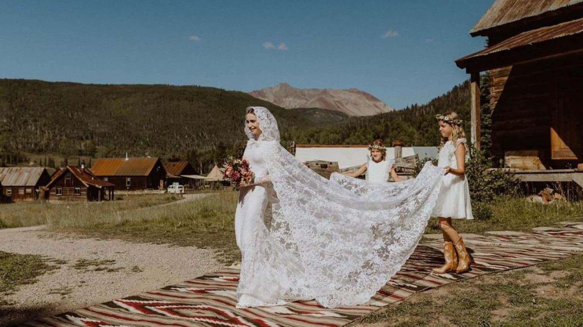 Lily Collins ('Emily in Paris') comparte nuevas fotos nunca vistas de su boda de ensueño