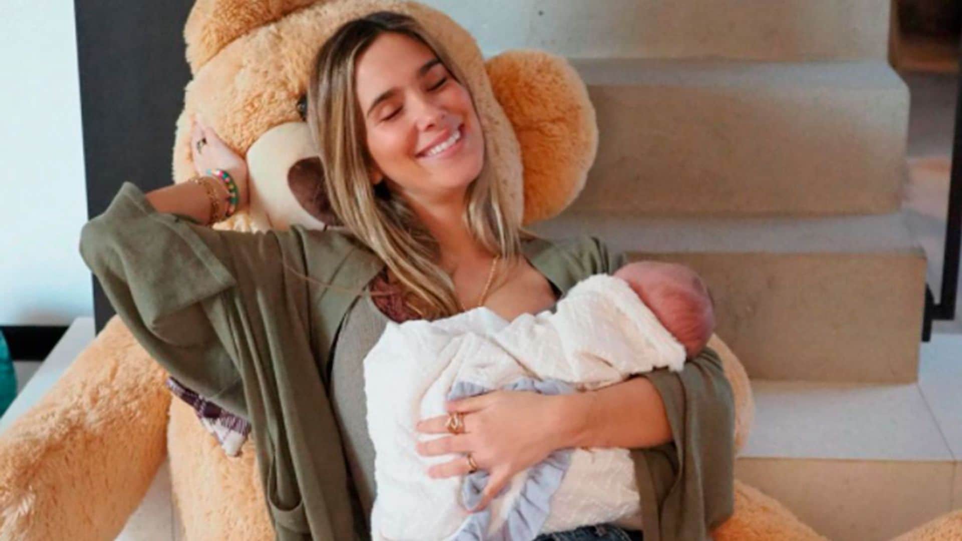 El práctico truco de María Pombo para dormir a su hijo Martín mientras ella come