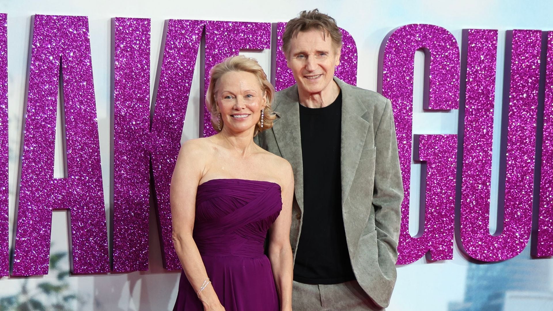 Pamela Anderson y Liam Neeson, cada vez más cercanos: miradas, risas y gestos que delatan algo más