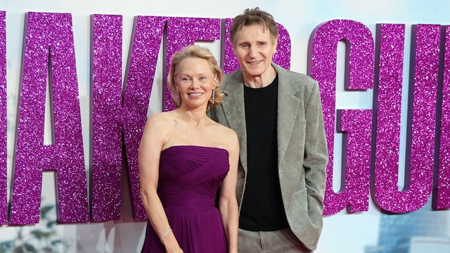 Pamela Anderson y Liam Neeson se muestran muy cariñosos en la alfombra roja