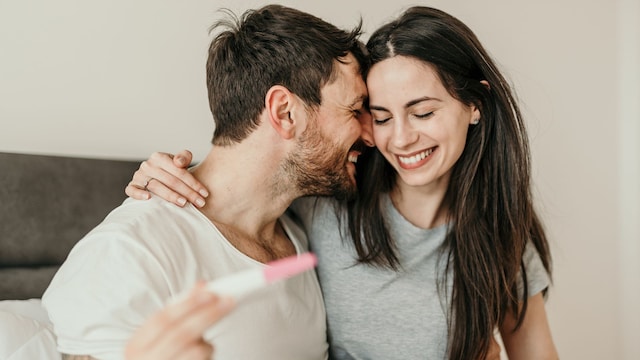 Pareja feliz con el resultado de un test de embarazo