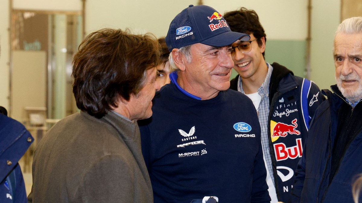 Carlos Sainz vuelve a España tras el Dakar 2026: el reencuentro con su familia y el abrazo con su mujer