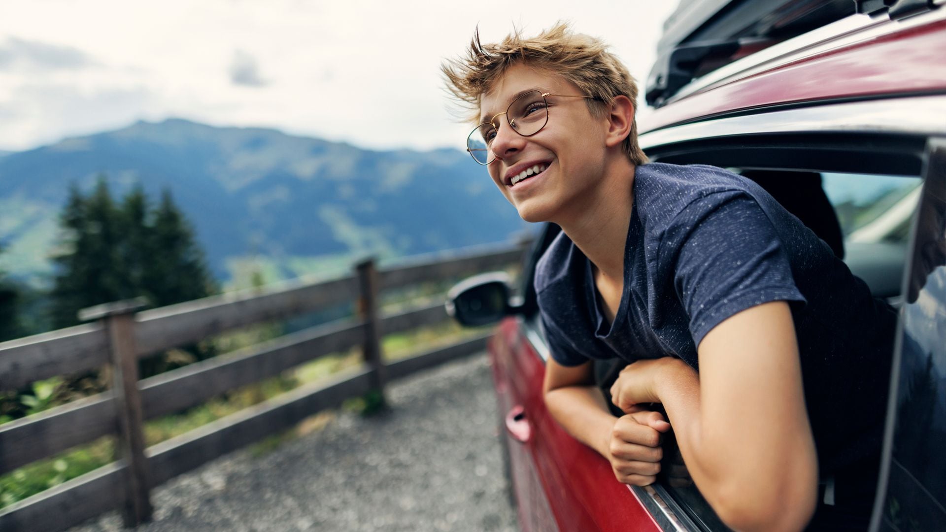 Adolescente mira el paisaje por la ventanilla del coche