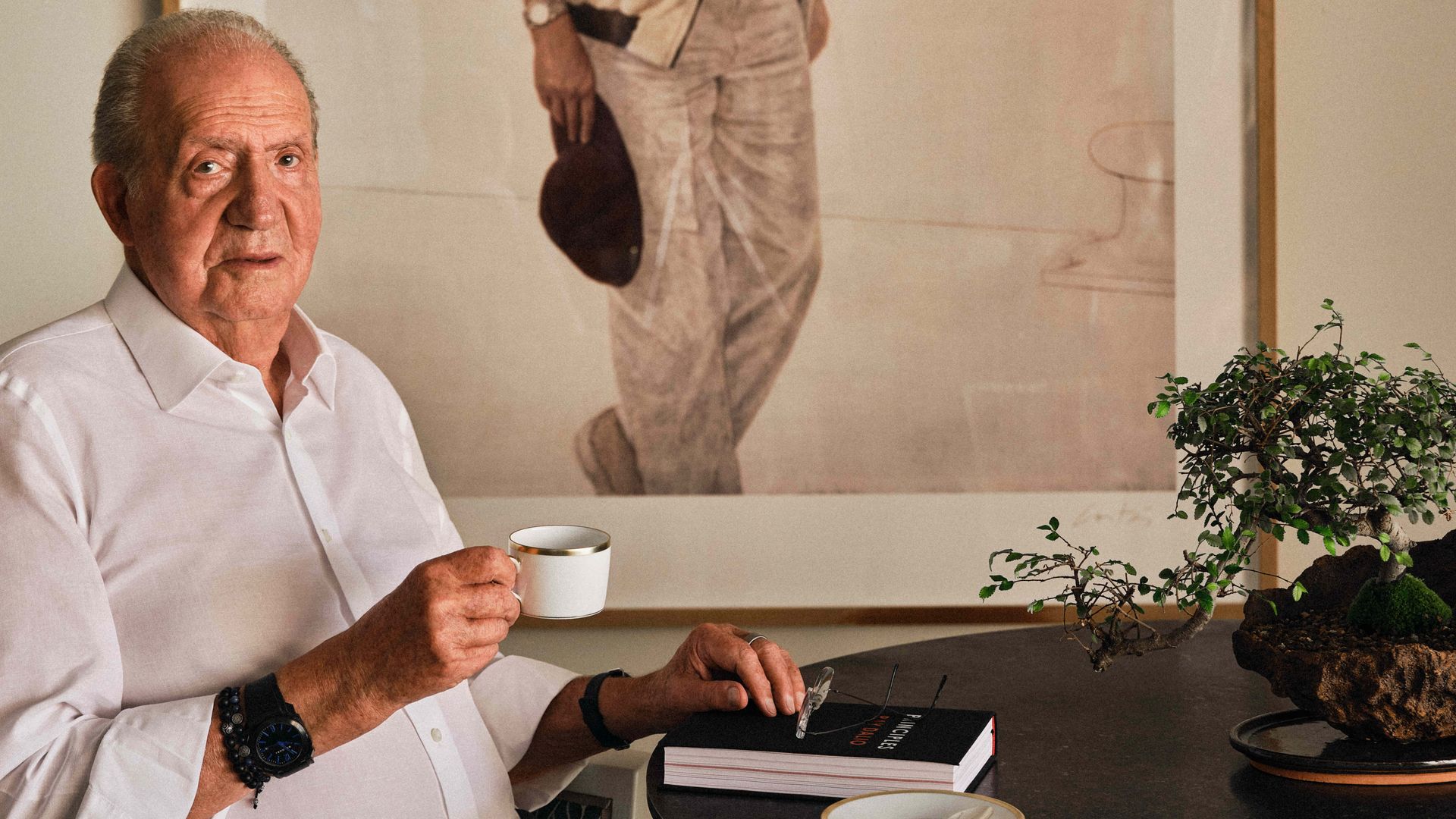 Un simbólico retrato, olivos centenarios y el recuerdo de sus hijos: los detalles de su casa en Abu Dabi