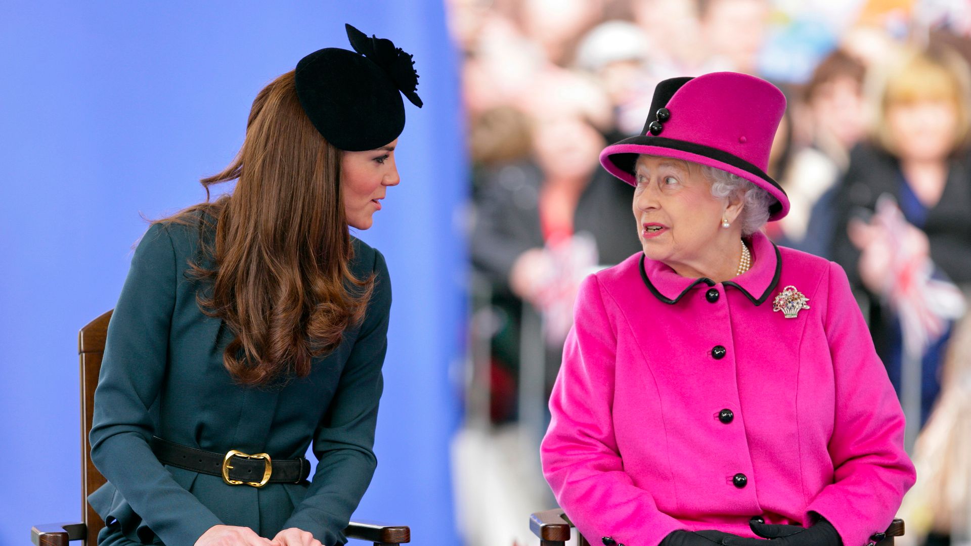 Isabel II y Kate Middleton en Leicester en 2012