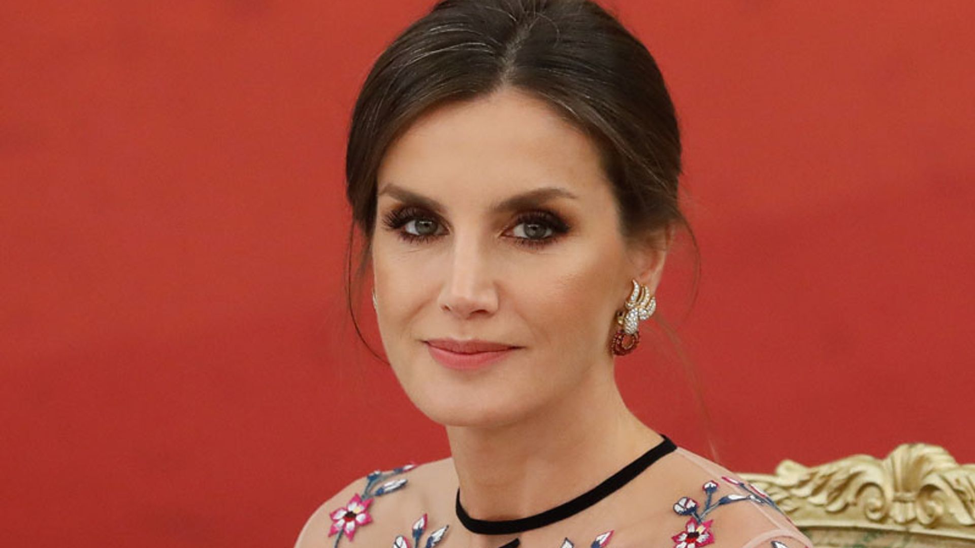 ¡Insuperable! Doña Letizia triunfa con un nuevo vestido de transparencias y bordados florales