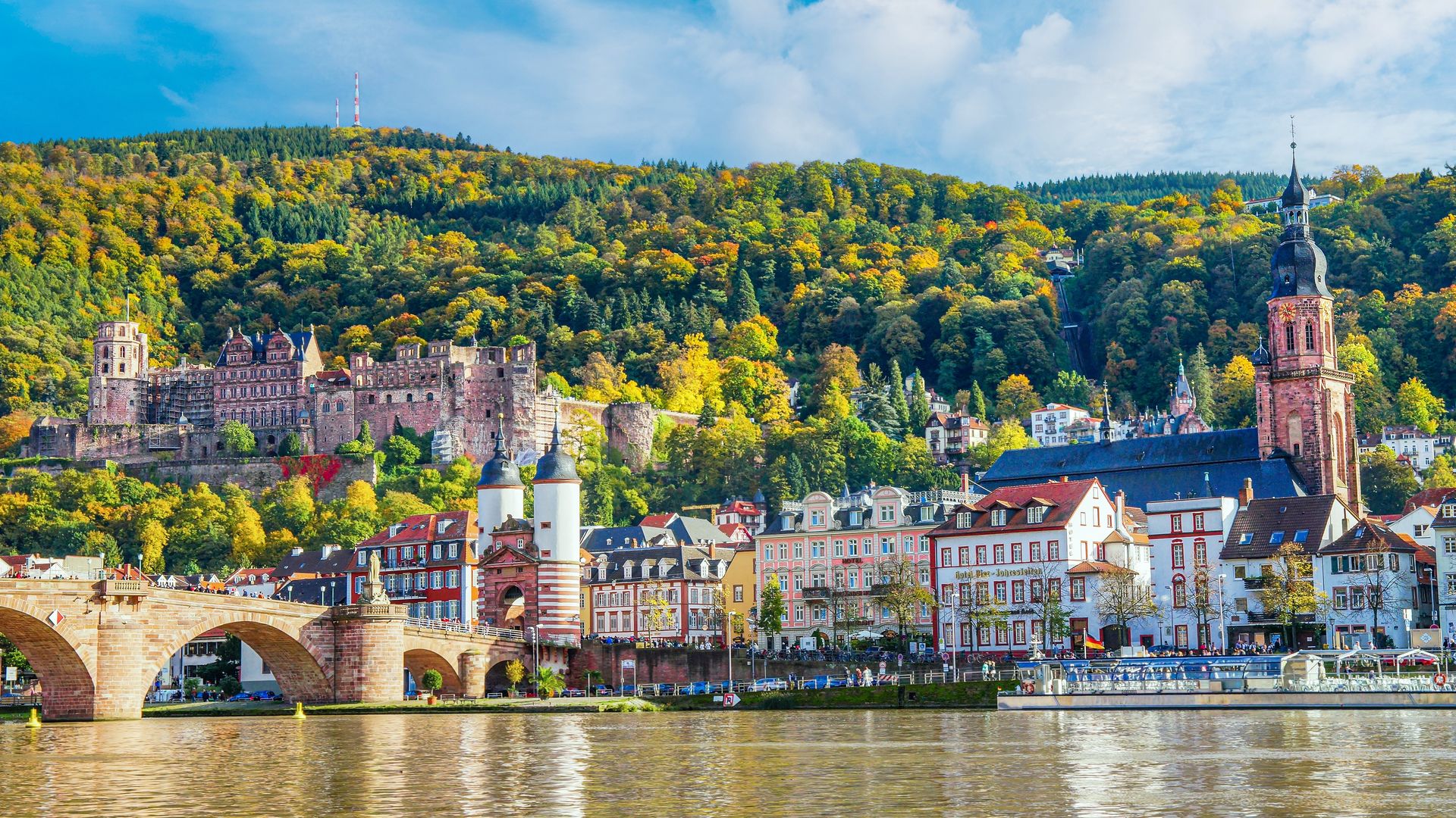 Castillo de Heidelberg y el Puente Viejo sobre el río Neckar en Heidelberg, Alemania