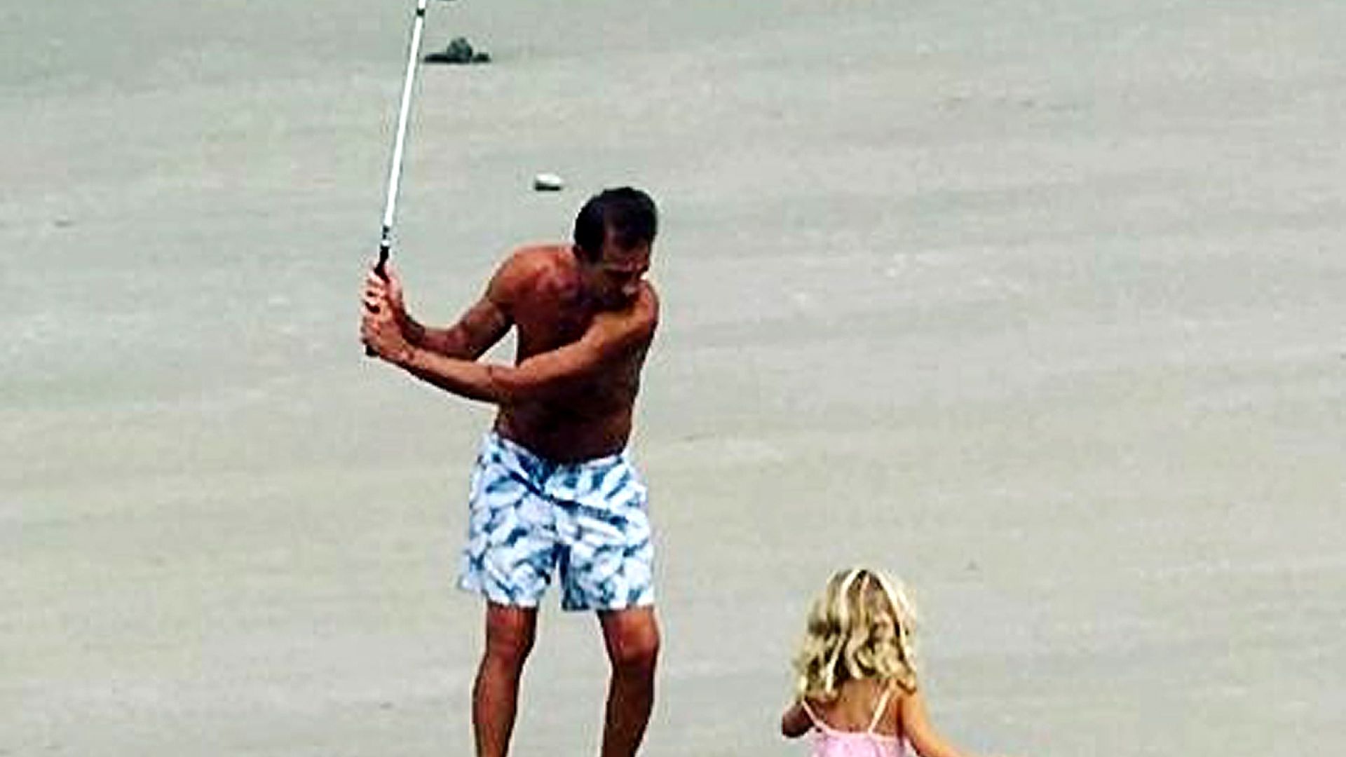 Ena, la hija de Alessandro Lequio, saca una sonrisa a su padre jugando al golf