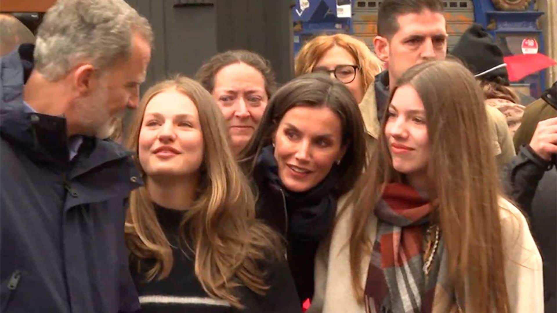 Los looks básicos con los que Letizia, Leonor y Sofía se mostraron cómodas y elegantes en la Semana Santa madrileña