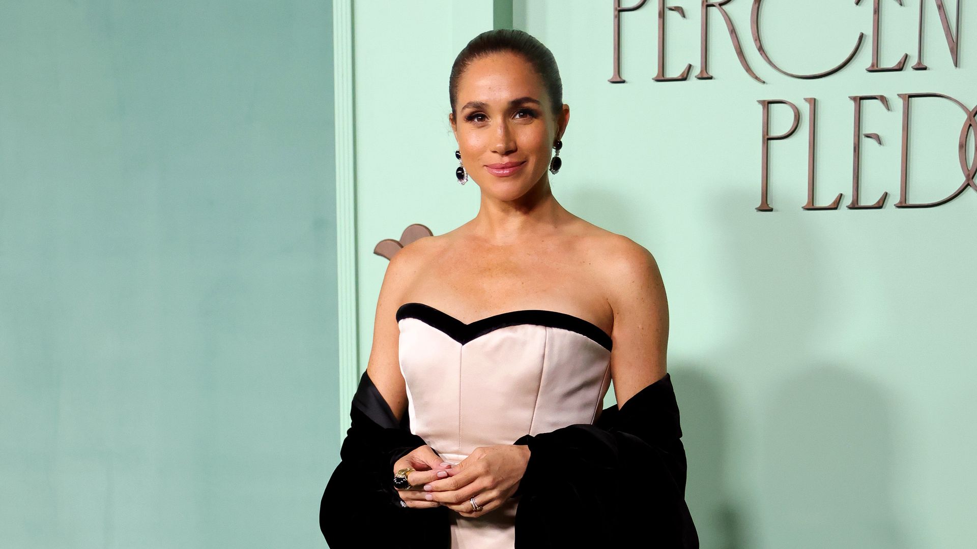 Meghan Markle revive el glamour del ‘Old Hollywood’ en su primera gala en solitario en más de un año