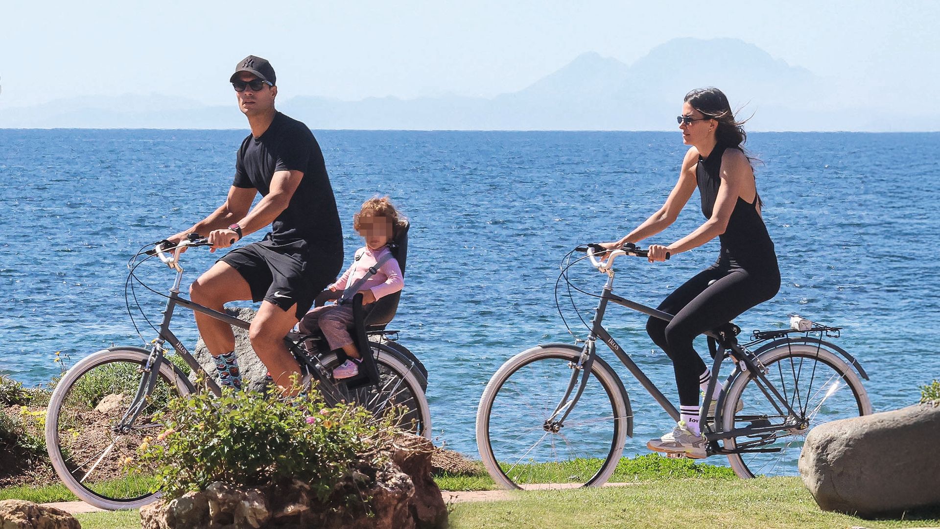 Lidia Torrent y Jaime Astrain montando en bici con su hija