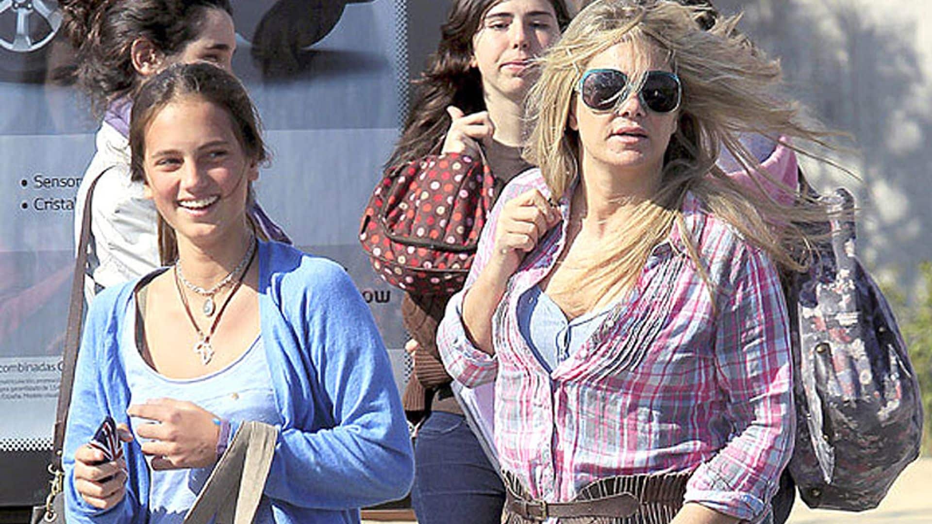 Mencía Fitz-James Stuart, hija de Isabel Sartorius, celebra su 21 cumpleaños rodeada de amigos en Madrid