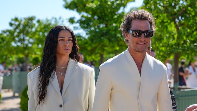 Camilla Alves y Matthew McConaughey en el desfile de Jacquemus en París